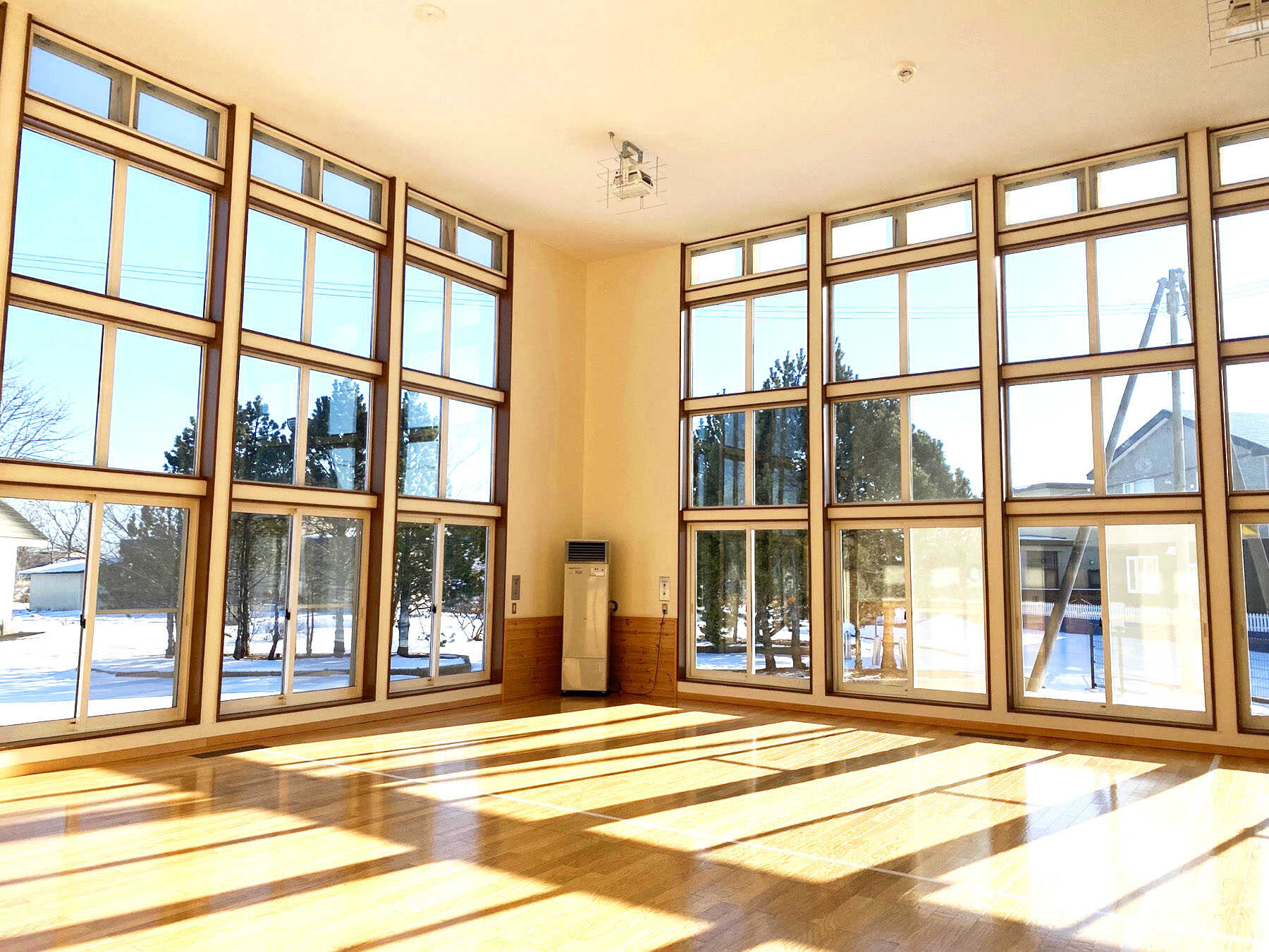 大きな2面の窓から太陽の光が溢れる開放的なホールです